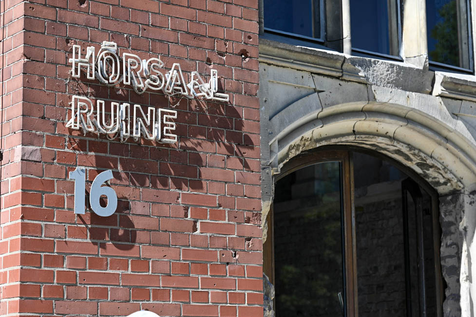 Building with sign "Hörsaal Ruine"