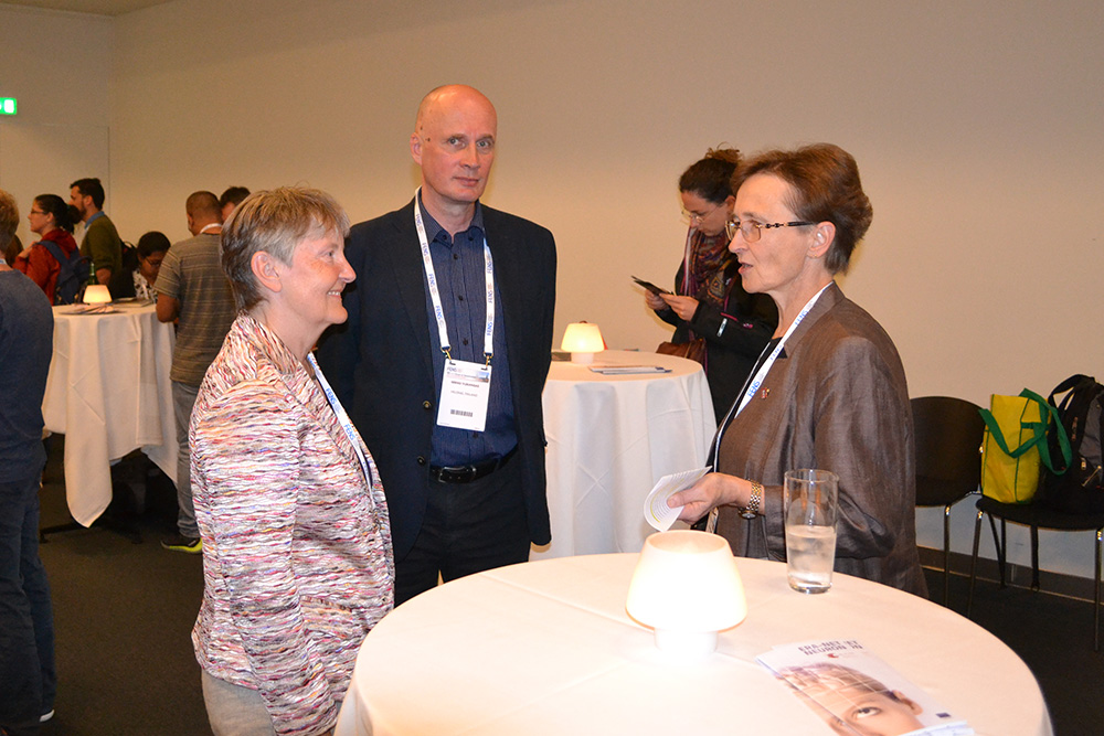 People networking at FENS FORUM 2016