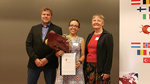 Erkki Raulo, poster prize awardee Maria Banqueri (MicroSynDep) and Marlies Dorlöchter